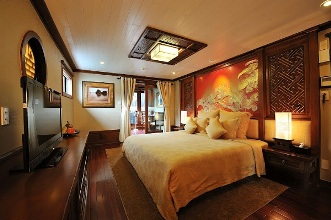 Chambre sur la jonque Paradise Peak dans la baie d Halong
